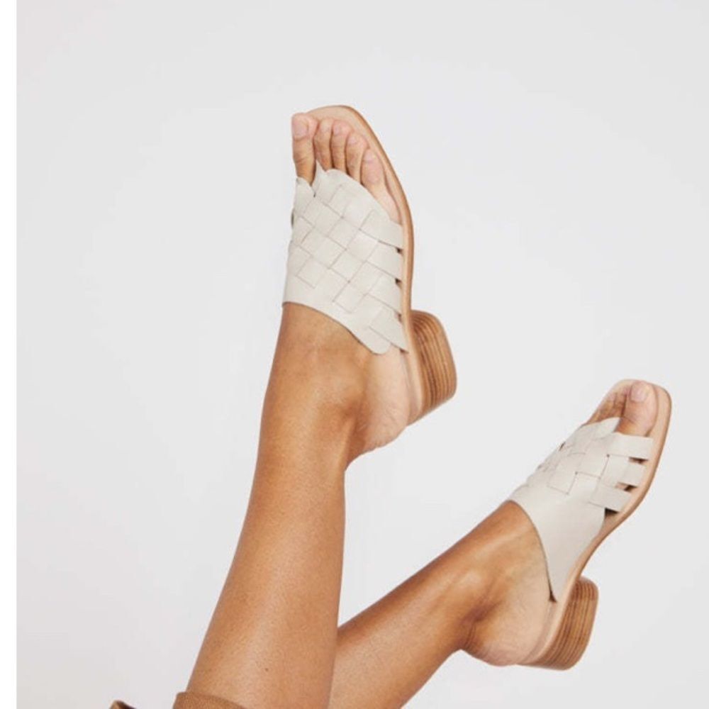 New in box INTENTIONALLY BLANK Cream Woven Sandals size 8
